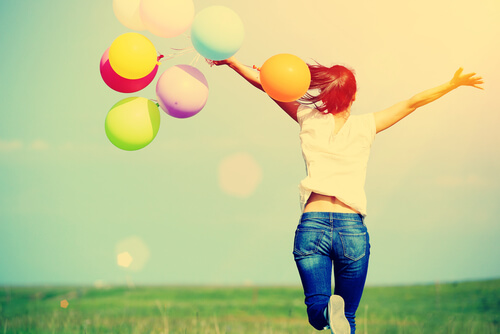 Mujer-feliz-con-globos-de-colores